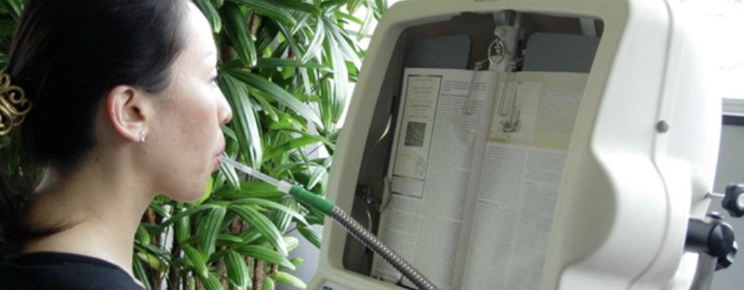 自動ページめくり器 ブックタイム MODEL5500 を使う様子