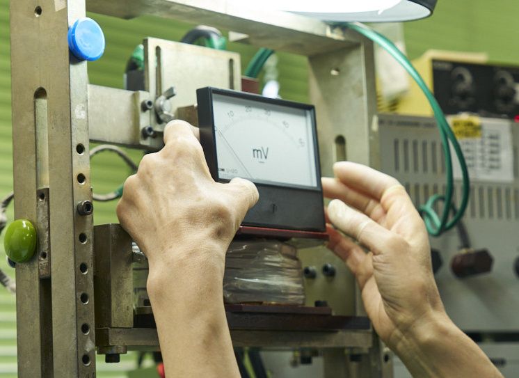 アナログ計器の組み立て作業